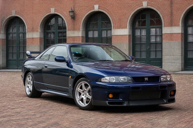 Nissan Skyline 1993–1998